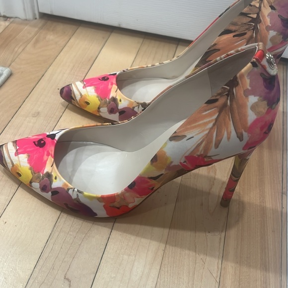 Ivanka Trump Floral shoes. - Picture 3 of 5